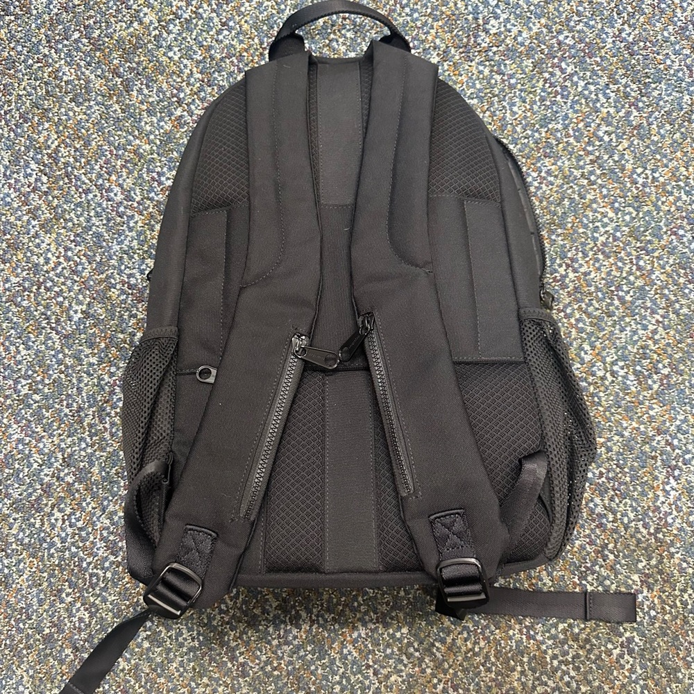 augustnoa Backpack - Picture 2 of 4